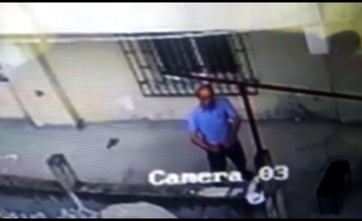 (Özel) Ümraniye’de komşu husumeti: Güvenlik kamerası ile engelli komşusunun evini gözetliyor