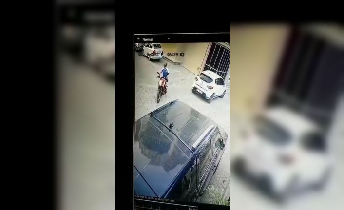 (Özel) Zinciri kırmak için bir saat uğraşıp 35 bin liralık motosikleti çaldı