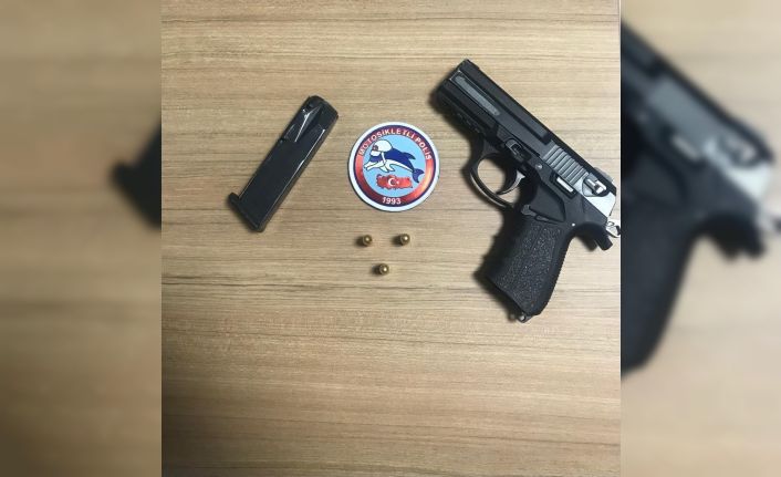 Polisten kurtulmak isterken marketin camına kafa atıp yaralandı