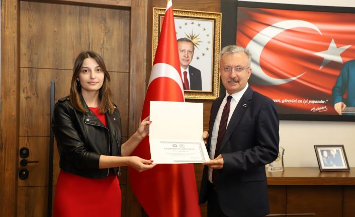 Rektör Levent, “İletişim Eğitimi” veren eğitmenlere teşekkür belgesi takdim etti