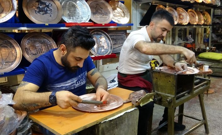 Resim öğretmeninin sanatı bakırla buluştu, rengarenk el emekleri rağbet gördü