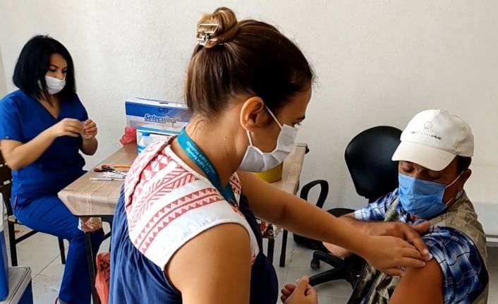 Sağlık ekipleri, köy köy gezerek vatandaşları Covid-19’a karşı aşılıyor