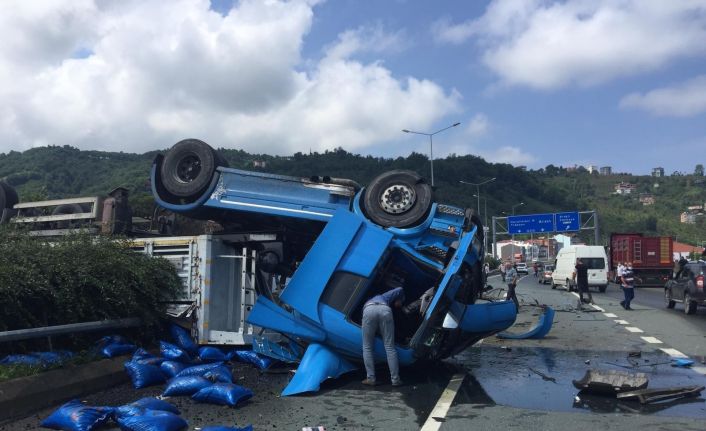 Sahil yolunda tırın lastiği patladı ortalık savaş alanına döndü: 1 ölü, 3 yaralı