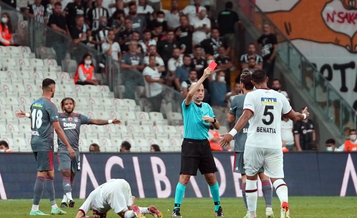 Salih Uçan kariyerindeki ilk kırmızı kartı gördü