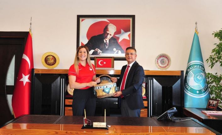 Şampiyon Güreşçi Yasemin Adar’dan Rektör Prof. Dr. İlter Kuş’a ziyaret