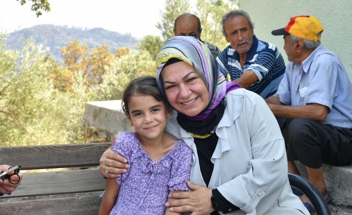 Sancaktepe Belediye Başkanı Döğücü, yardım için geldiği Manavgat’ta küçük Melike’ye umut oldu