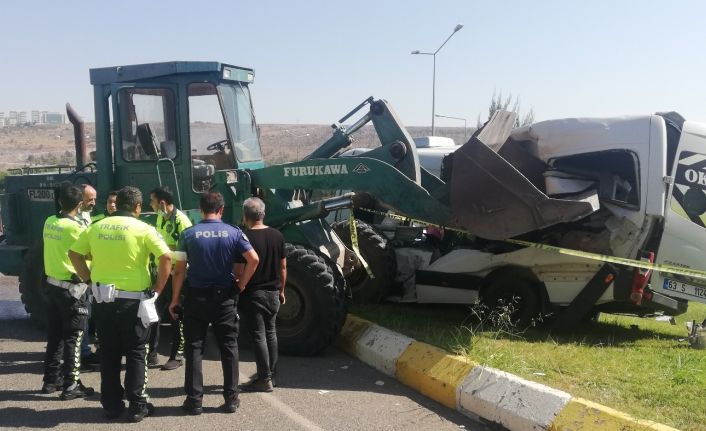 Şanlıurfa’da freni boşalan iş makinesi, öğrenci servis minibüsünü biçti. Çok sayıda yaralının olduğu bölgeye ambulanslar sevk edildi.