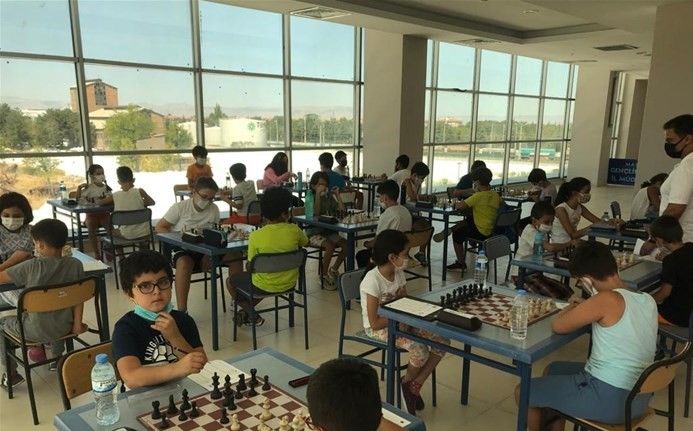 Satranç müsabakalarında dereceye giren çocuklara madalya verildi