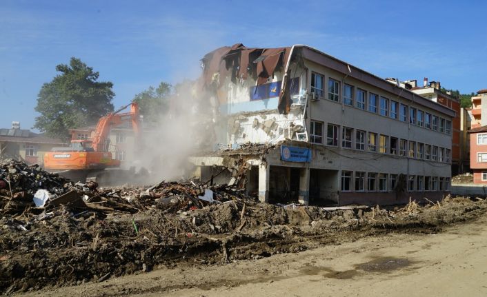 Selde büyük hasar gören Merkez Ortaokulunun yıkımına başlandı