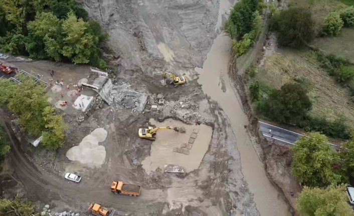 Selde yıkılan köprünün yerine 36 metrelik panel köprü inşa ediliyor