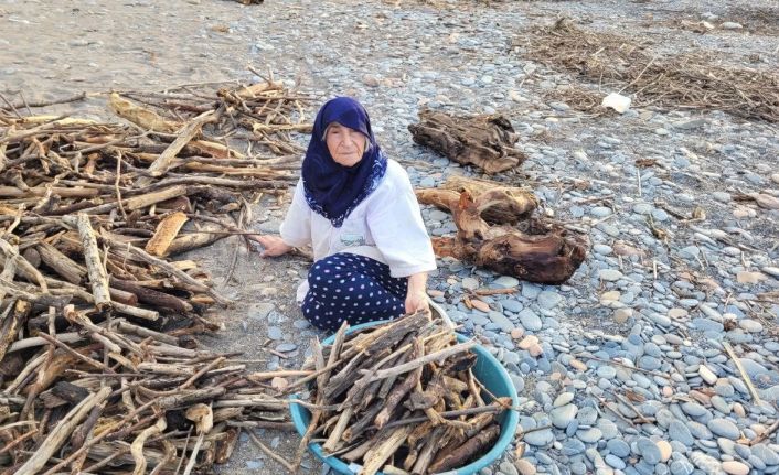 Selin etkili olduğu Kastamonu’da sahile vuran odunları vatandaşlar topluyor