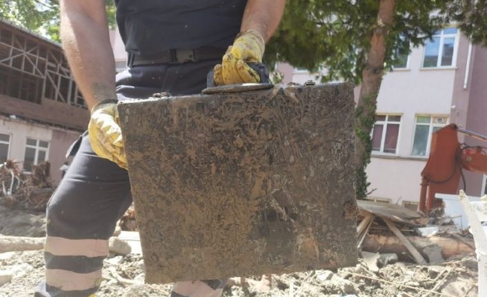 Selin vurduğu Bozkurt’ta enkazından altından 1 çanta dolusu ziynet eşyası çıktı