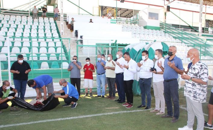 Serik Belediyespor’da yeni sezon açılışı dualar eşliğinde kurban kesilerek yapıldı