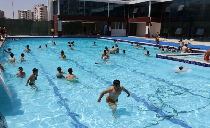 Sıcaktan bunalan vatandaşlar yüzme havuzunda serinliyor