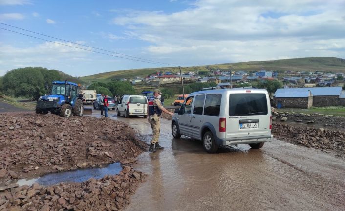 Şiddetli yağış Ardahan’da sele ve heyelana neden oldu