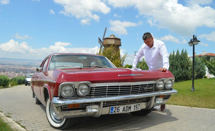 Sıfır araç fiyatına aldığı 1965 model klasik otomobiline gözü gibi bakıyor
