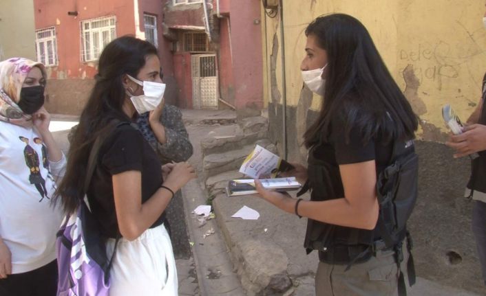 Siirt’te kadın polisler kapı kapı gezerek anne ve babaları uyuşturucuya karşı bilgilendirdi
