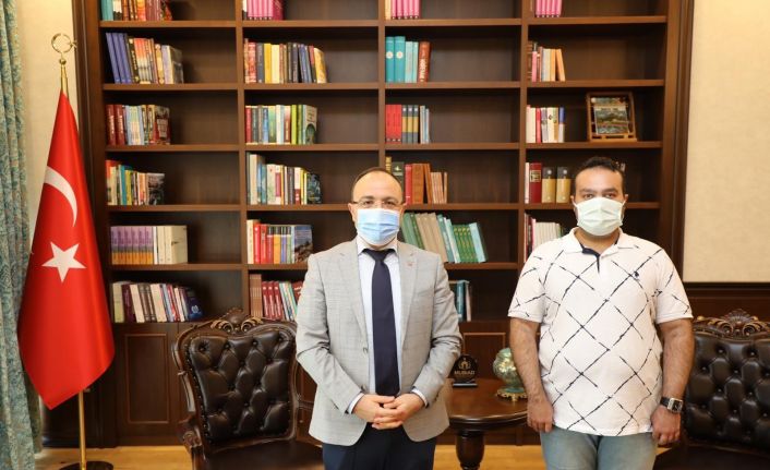 Sosyal medya üzerinden fotoğraf çektirmek istediğini söyledi, vali makamında kabul etti