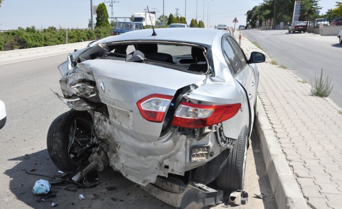 Su almak için duran otomobile hafif ticari araç arkadan çarptı: 1 yaralı