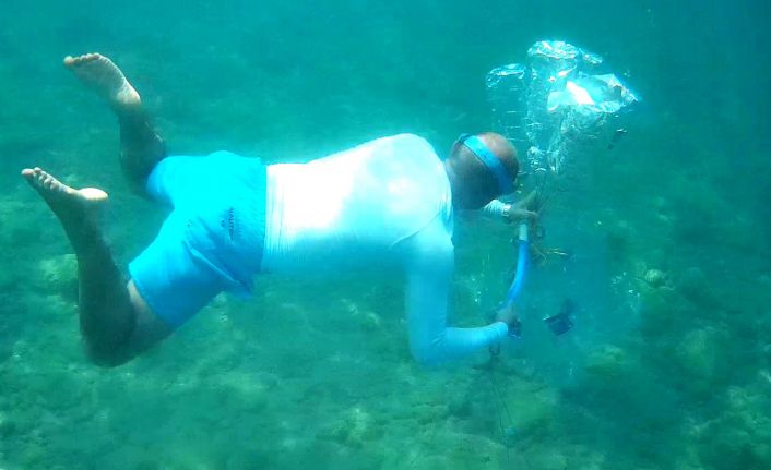 Su altındaki atıkları pet şişelerle taşıyıp balıklara ev yaptı