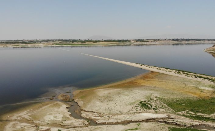 Suların çekilmesiyle ortaya çıkan demir yolu, barajı adeta ikiye ayırdı