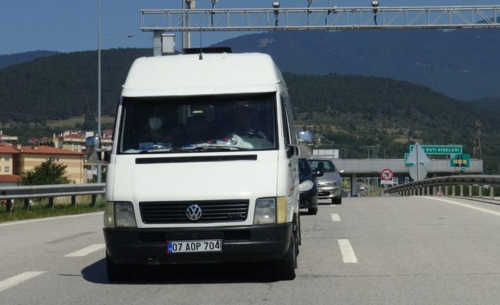 Tarım işçiliği için Sakarya’ya giden 13 sığınmacı minibüsün lastiği patlayınca yakalandı