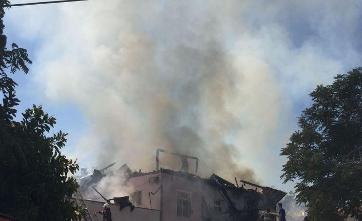 Tarsus’ta tarihi evde yangın