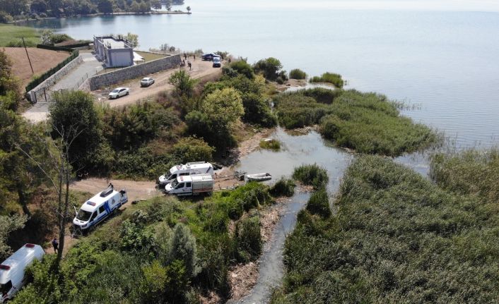 Tekne ile açıldığı gölde suya atlayan genci arama çalışmaları sürüyor