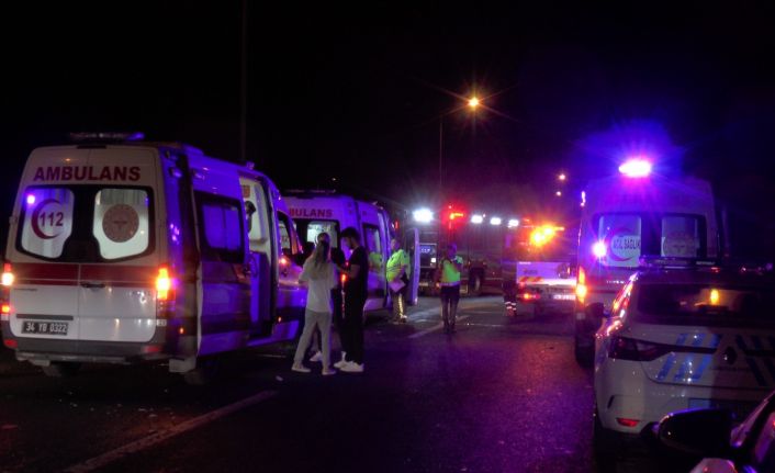 TEM Otoyolu’nda minibüs ile hafif ticari araç çarpıştı: 3’ü çocuk 7 yaralı