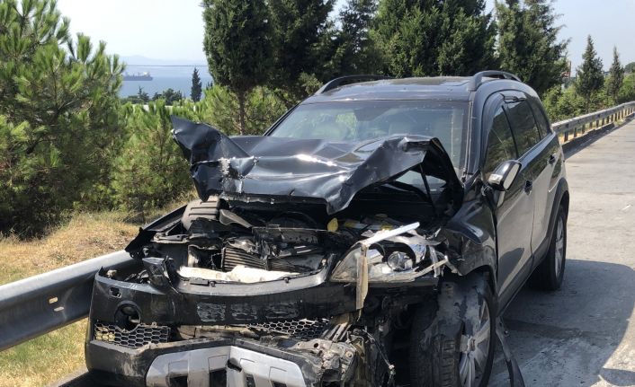 TEM’de cip, emniyet şeridinde bekleyen hafif ticari araca çarptı: 7 yaralı