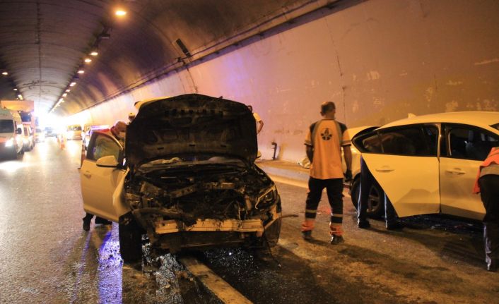 TEM’deki kazada yanan araçtan son anda kurtuldular