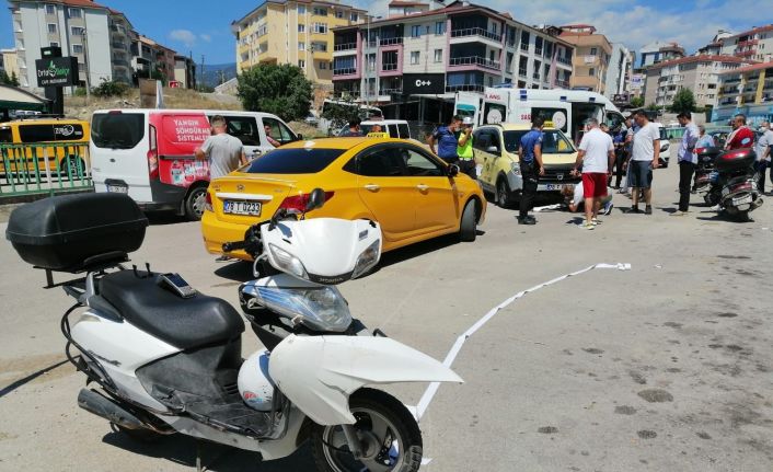 Ticari taksinin motosiklete çarptığı anlar kamerada
