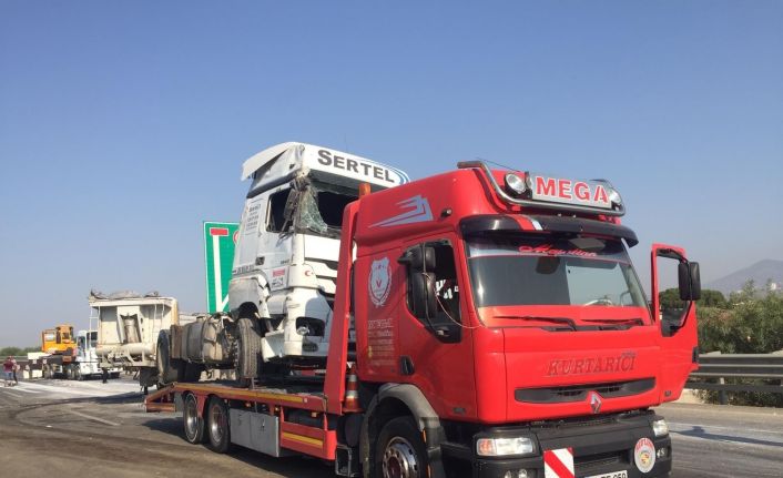Tır yan yattı, mermer bloklar yola savrulunca otoban çıkışı trafiğe kapandı