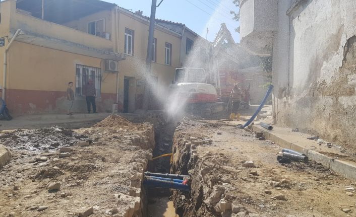 Tire’de vatandaşlar sık sık su boruların patlamasına ve suların kesilmesine tepkili