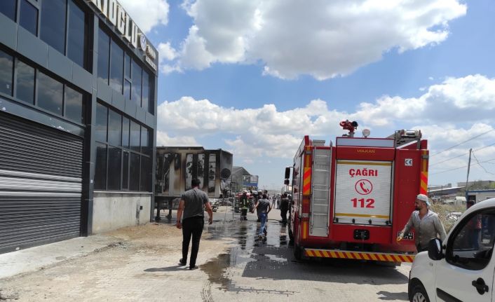 Tırın dorsesinde çıkan yangını sanayi sitesi yangın söndürme ekibi söndürdü