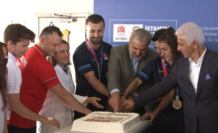 Tokyo şampiyonu milli sporcular Nene Hatun gemisiyle boğaz turunda buluştu