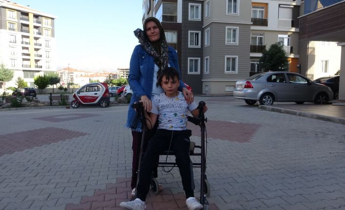 Toplanan yardımları yürüteciyle kamyonete taşıyan engelli Muhammet: “Yardımcı olduğum için çok mutluyum”