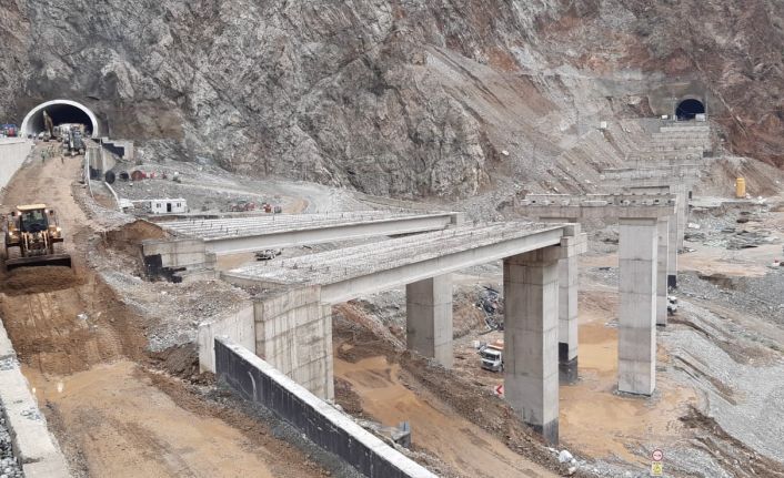 Toprak altında kalan tır dorsesi paniğe neden oldu, ekipler bölgede yoğun çalışma başlattı