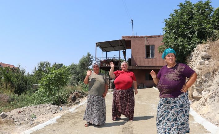 Toroslar Belediyesi, engelli kız kardeşlerin bozuk yoluna kilit parke döşedi
