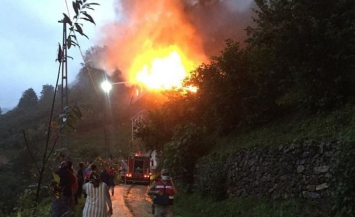 Trabzon’un Çaykara ilçesindeki yangın paniğe neden oldu
