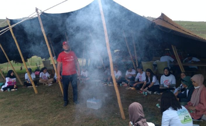 Türkiye’nin cennet merkezi Balık Gölü’nde öğrenciler izci kampı kurdu