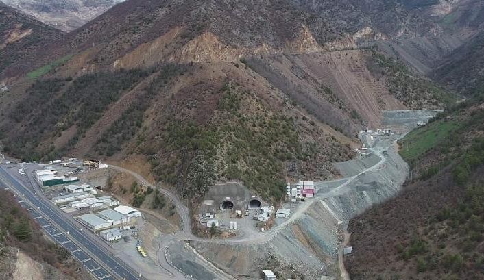 Türkiye’nin ve Avrupa’nın en büyük çift tüp karayolu tünelinin yüzde 91’i tamamlandı