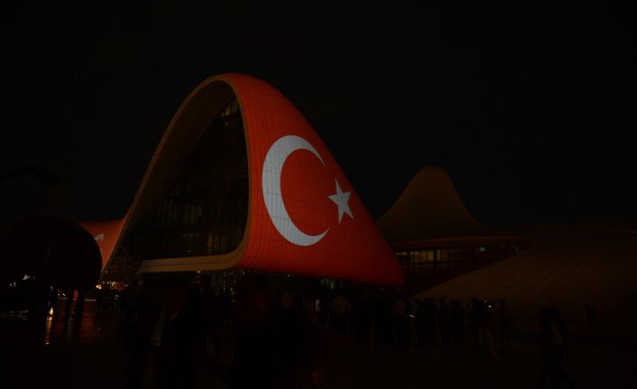 Türkiye’ye destek amacıyla Haydar Aliyev Merkezi’ne Türk bayrağı silüeti yansıtıldı