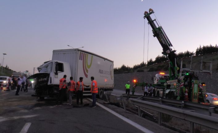 Tuzla Orhanlı gişelerinde tır ile kamyon çarpıştı: 3 yaralı