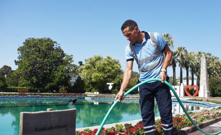 Ufuk Arda, bir yandan yeşil alanların bakımıyla ilgileniyor, bir yandan maraton koşuyor