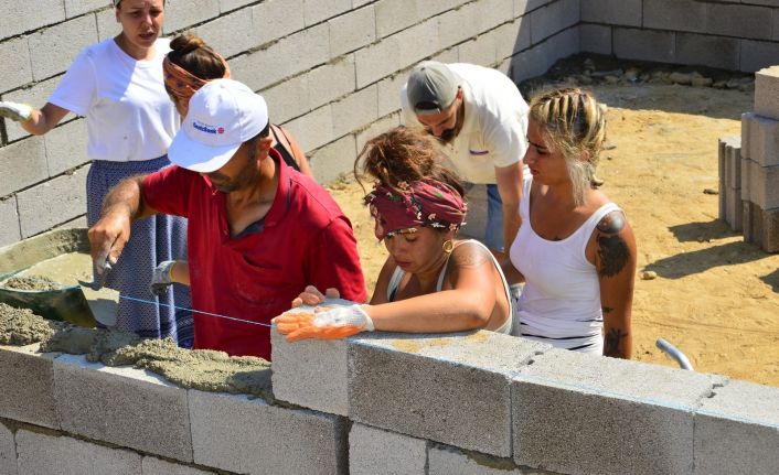 Ülkenin dört bir yanından yanan ahır ve kümeslerin yerine yenilerini yapmak için geldiler