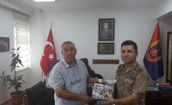 Ünsal, Soykırım ve Yüreğim Erivanda Kaldı romanını Jandarma komutanına hediye etti