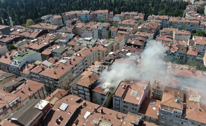 Üsküdar’da doğal gaz kutusunda başlayan yangın apartmana ve 5 araca sıçradı