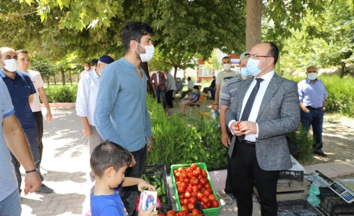 Vali Yırık’tan vatandaşlara anlamlı jest: Tezgahtaki ürünleri alıp halka  ikram etti
