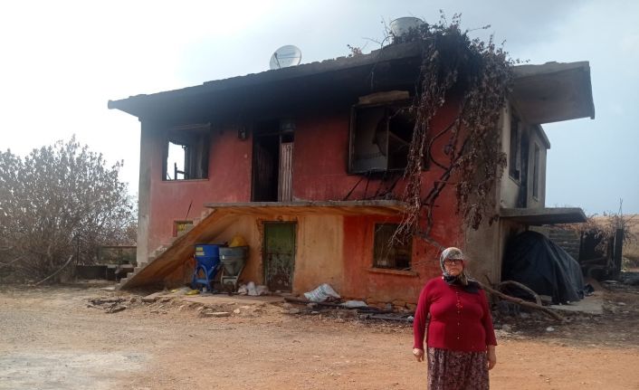 Yangında evi küle dönen Döndü teyze bir terliği ve kıyafetiyle kaçabildi
